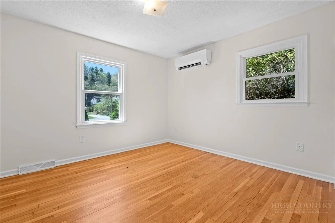 Image number 4 for the current listing