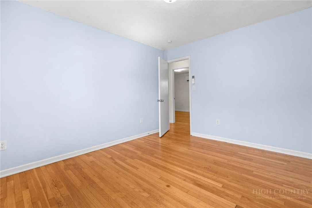 Image number 7 for the current listing