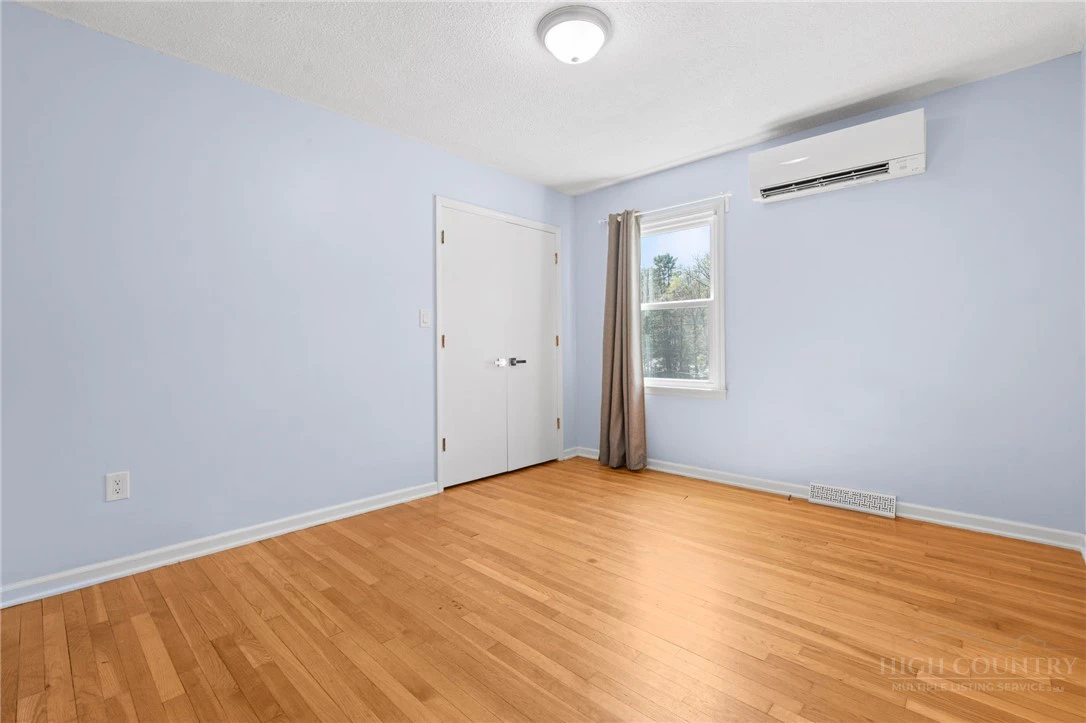Image number 8 for the current listing