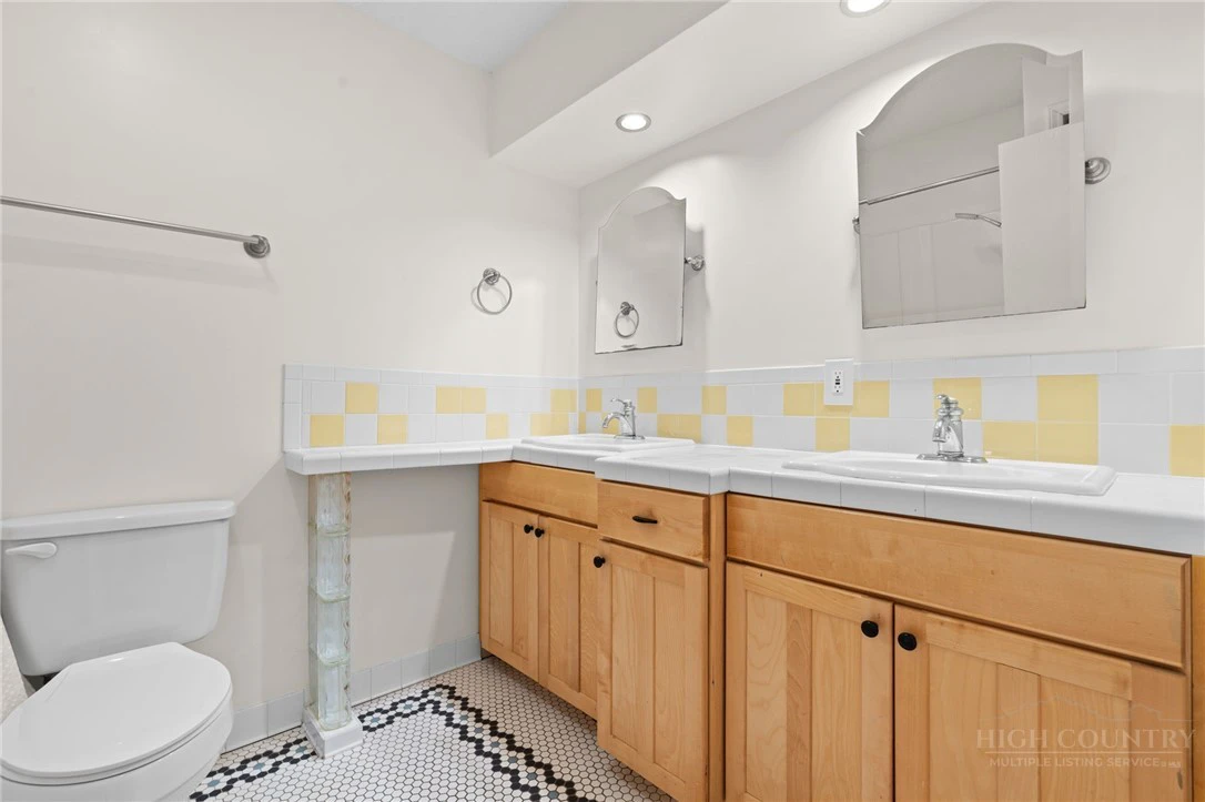Image number 5 for the current listing
