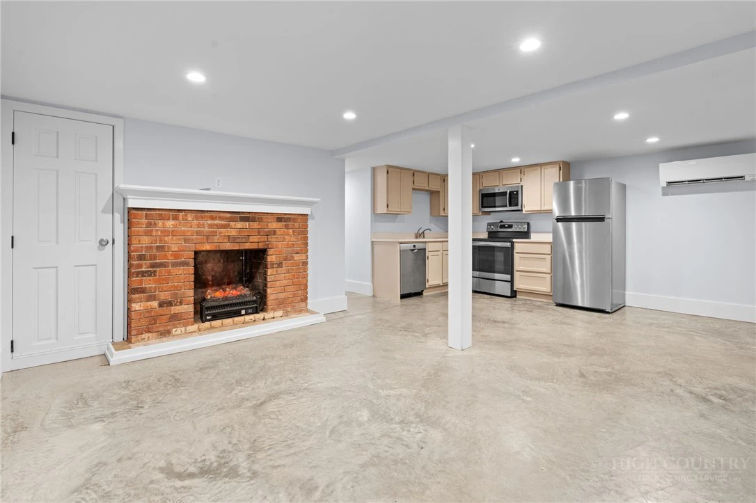 Image number 15 for the current listing