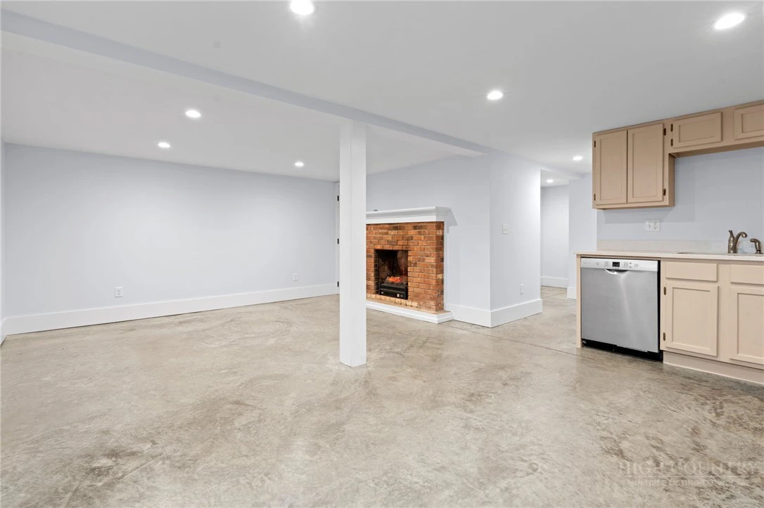Image number 13 for the current listing