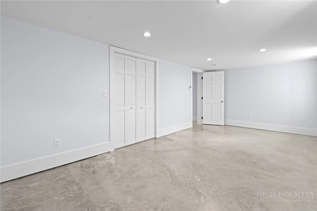 Image number 19 for the current listing