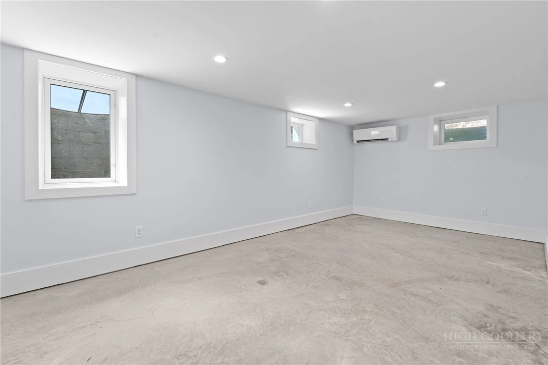 Image number 18 for the current listing
