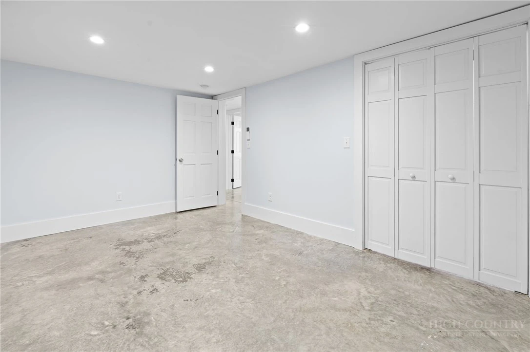 Image number 21 for the current listing