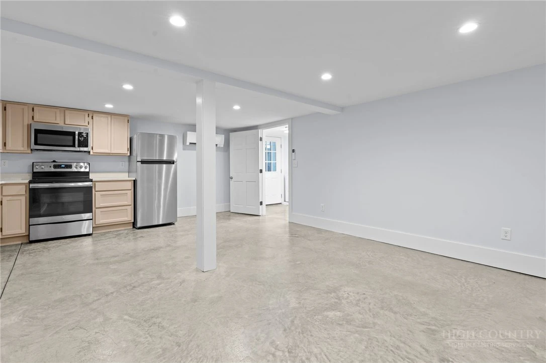 Image number 15 for the current listing