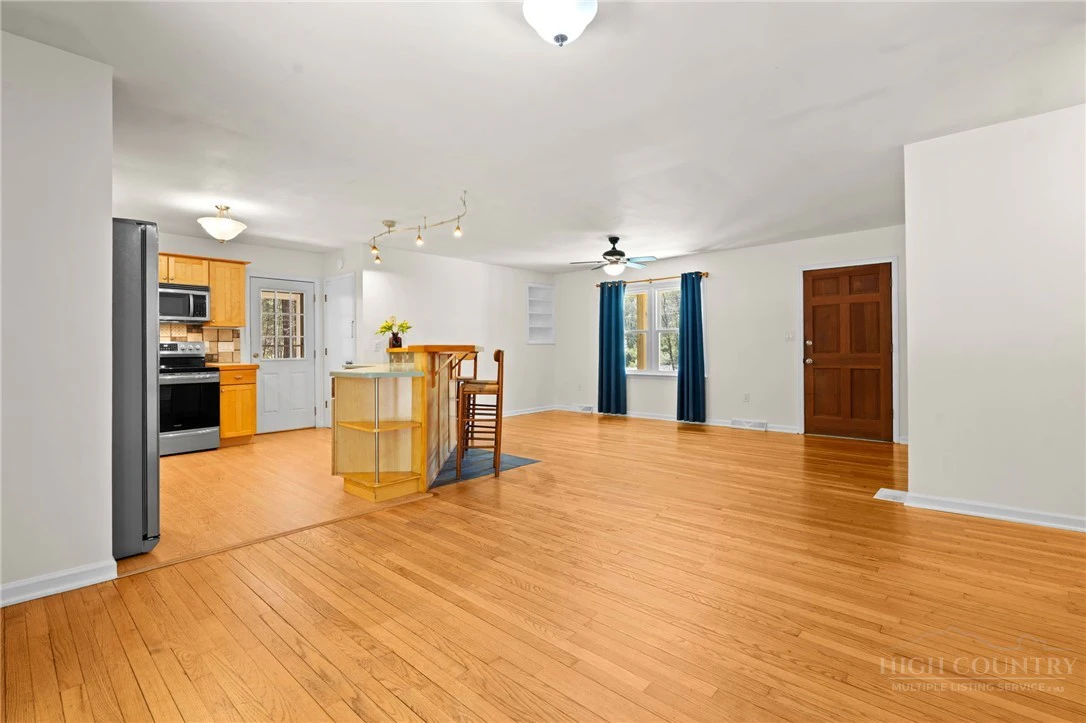Image number 18 for the current listing