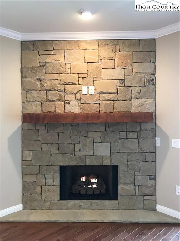 Image number 4 for the current listing