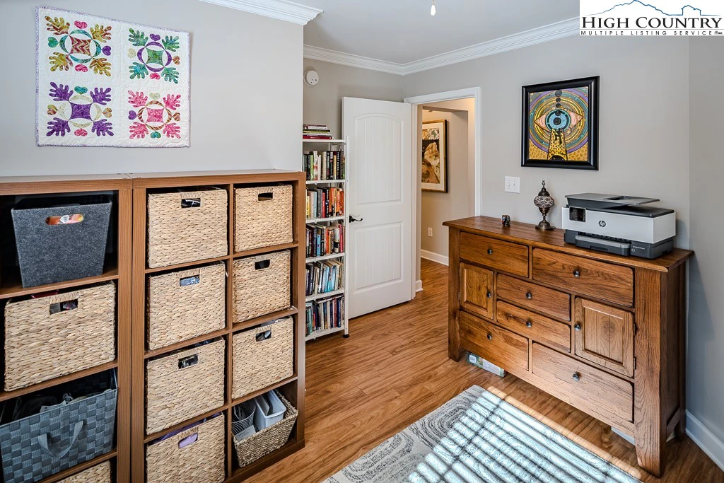 Image number 4 for the current listing