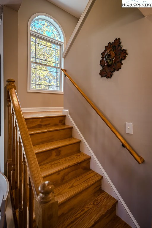 Image number 15 for the current listing