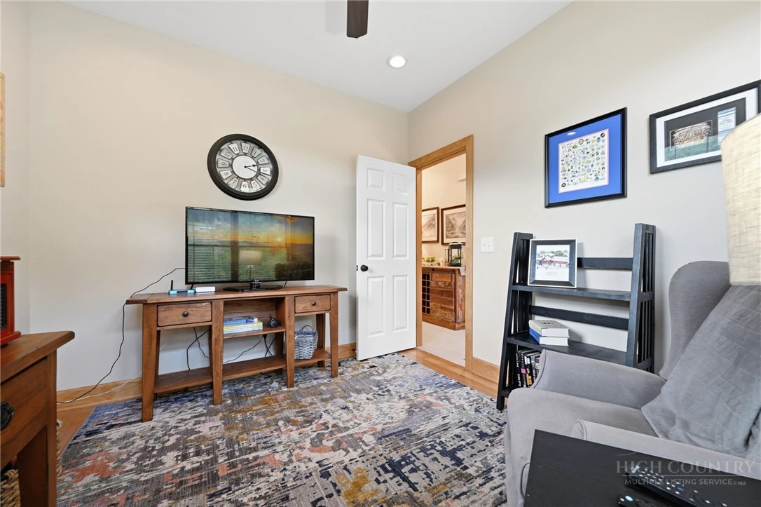 Image number 4 for the current listing