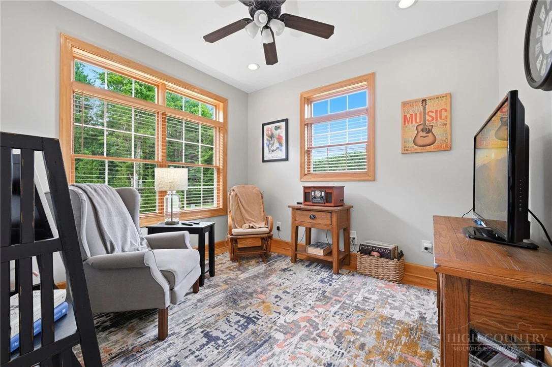 Image number 3 for the current listing