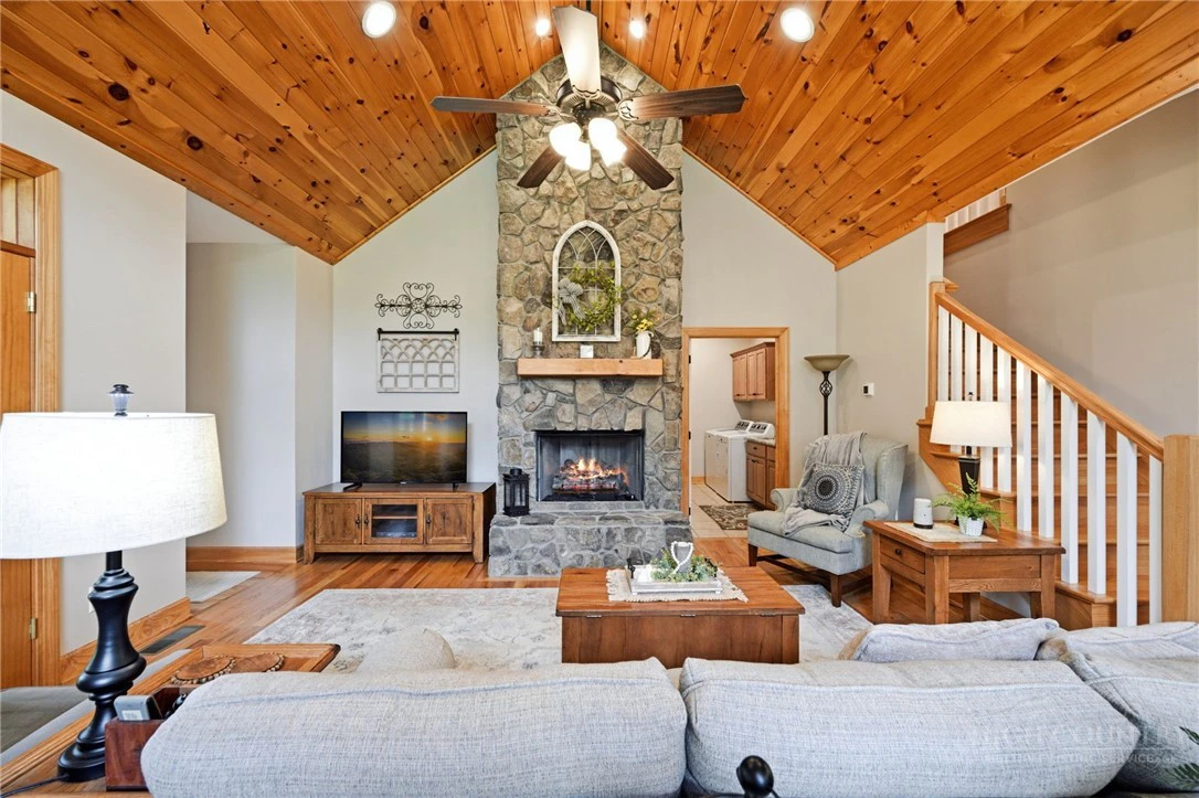 Image number 16 for the current listing