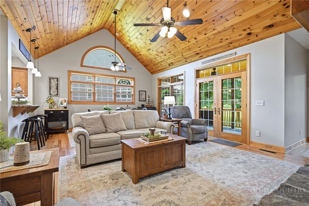 Image number 17 for the current listing