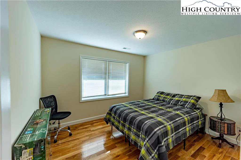 Image number 3 for the current listing