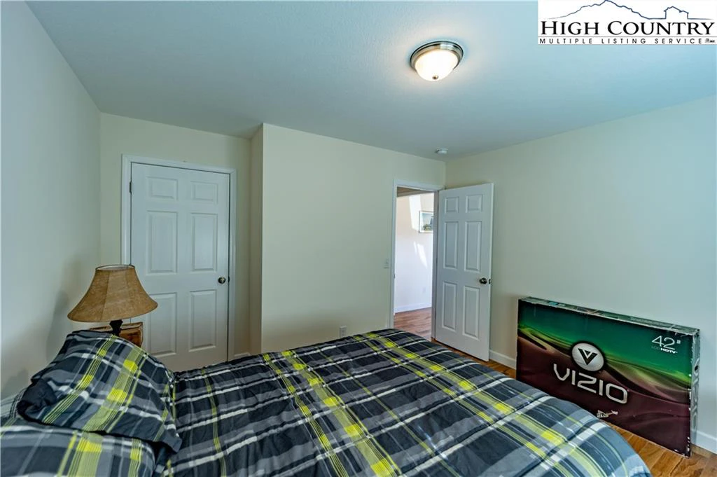 Image number 4 for the current listing