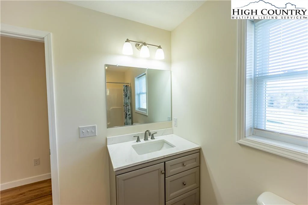 Image number 6 for the current listing