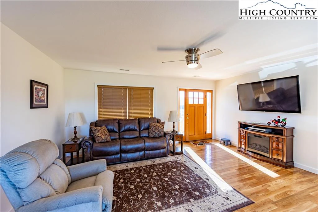 Image number 9 for the current listing