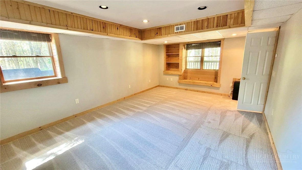 Image number 11 for the current listing