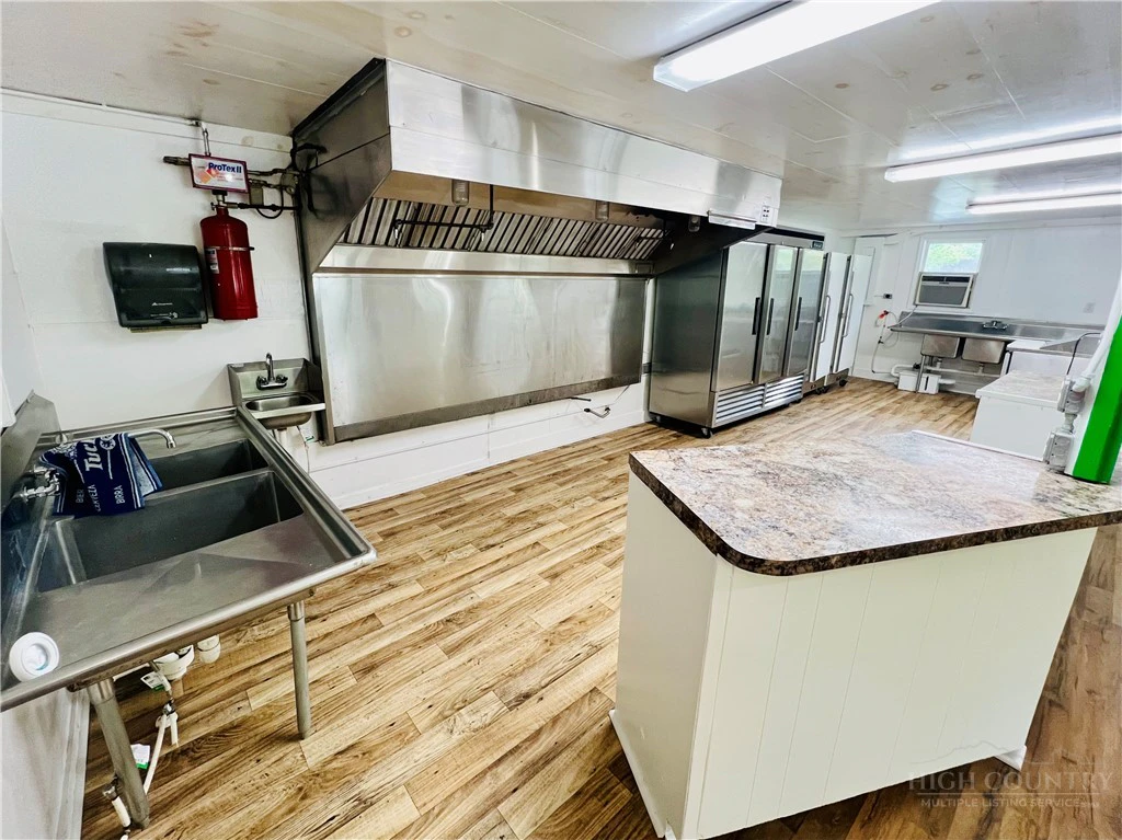 Image number 11 for the current listing