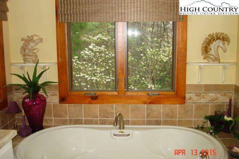Image number 18 for the current listing