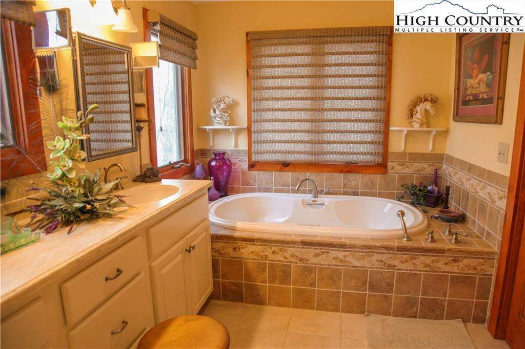 Image number 17 for the current listing