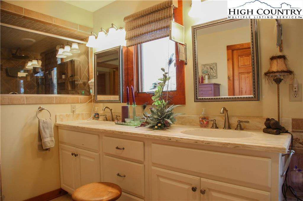 Image number 15 for the current listing