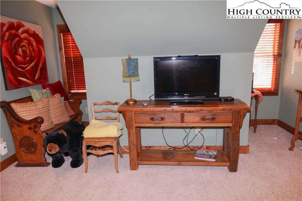 Image number 4 for the current listing