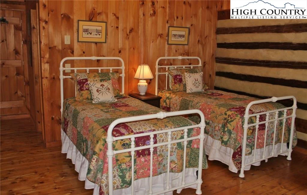 Image number 4 for the current listing