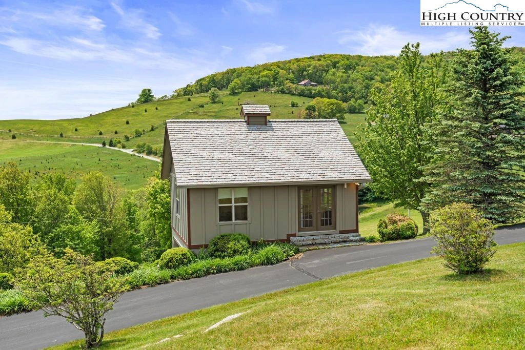 Image number 15 for the current listing