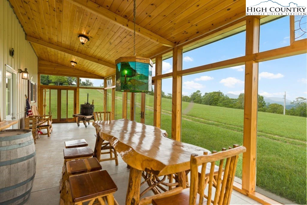 Image number 19 for the current listing