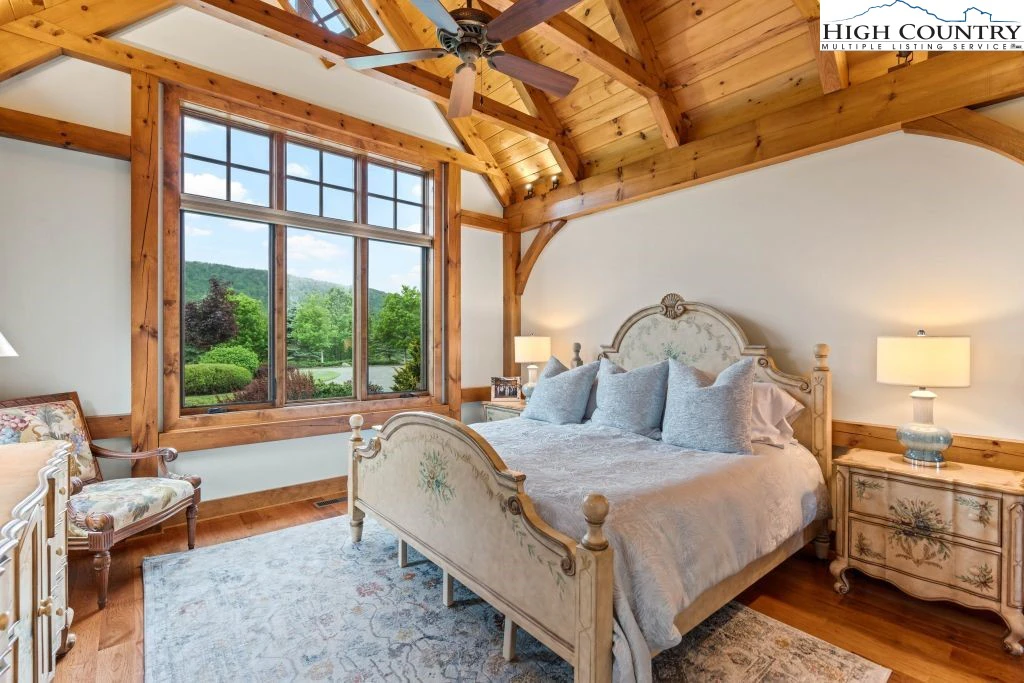 Image number 4 for the current listing