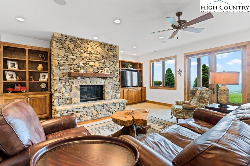 Image number 8 for the current listing
