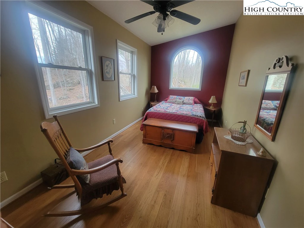 Image number 19 for the current listing