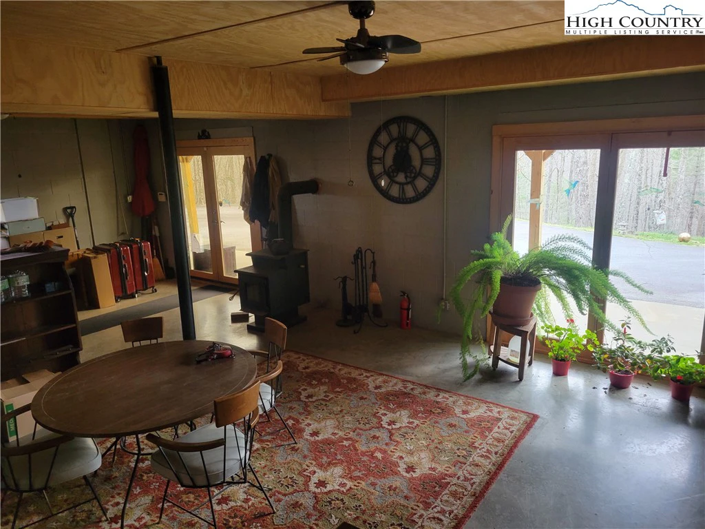 Image number 17 for the current listing