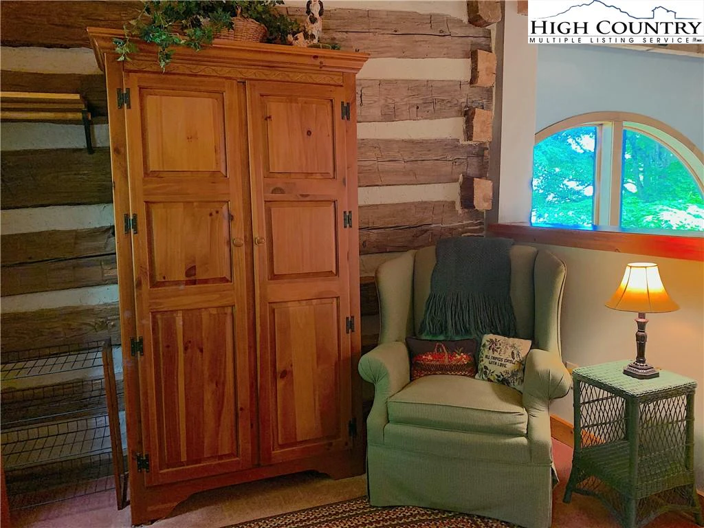 Image number 11 for the current listing