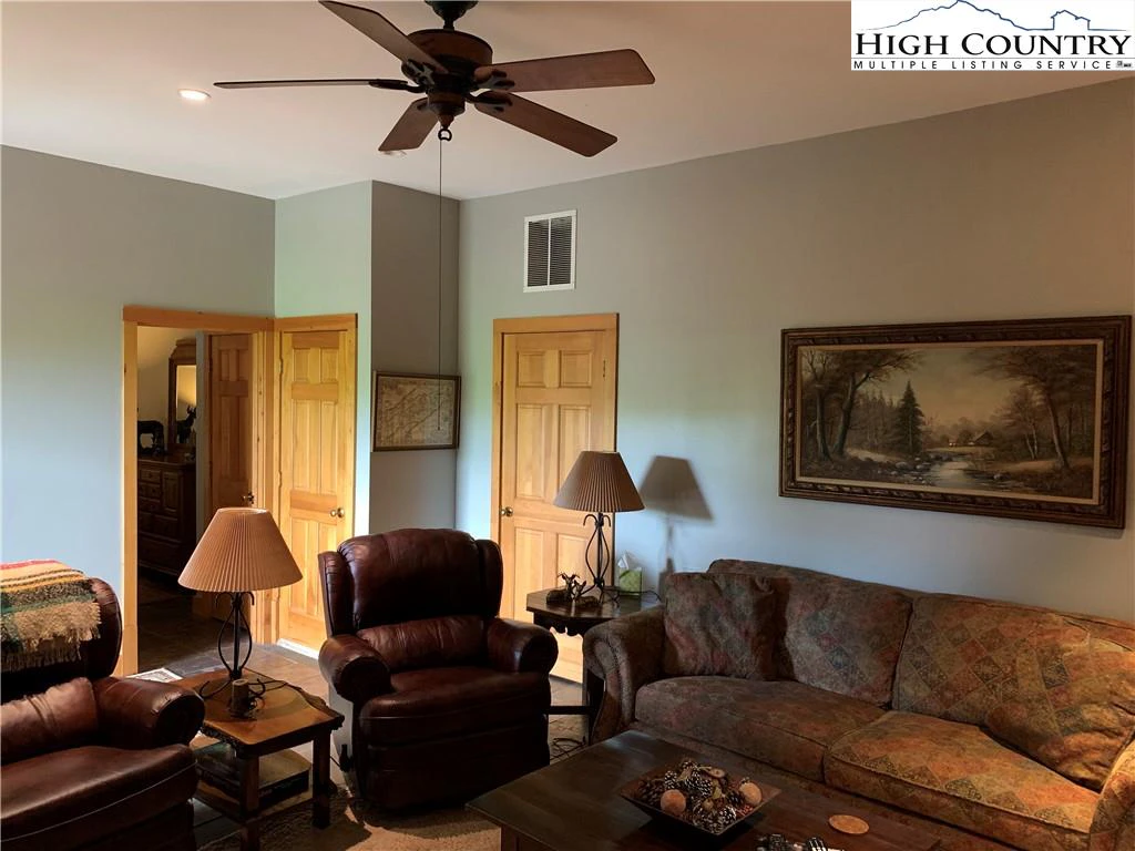Image number 4 for the current listing