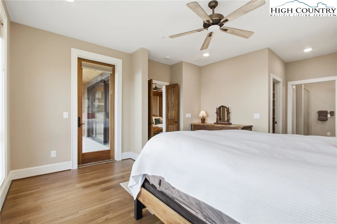 Image number 4 for the current listing