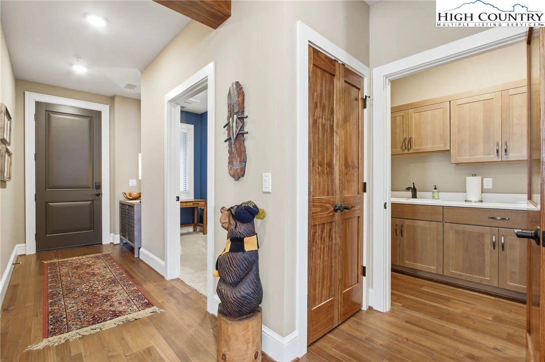 Image number 15 for the current listing