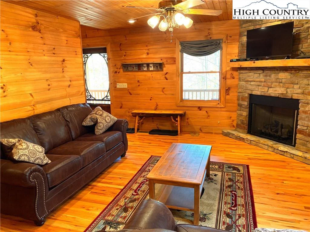 Image number 19 for the current listing