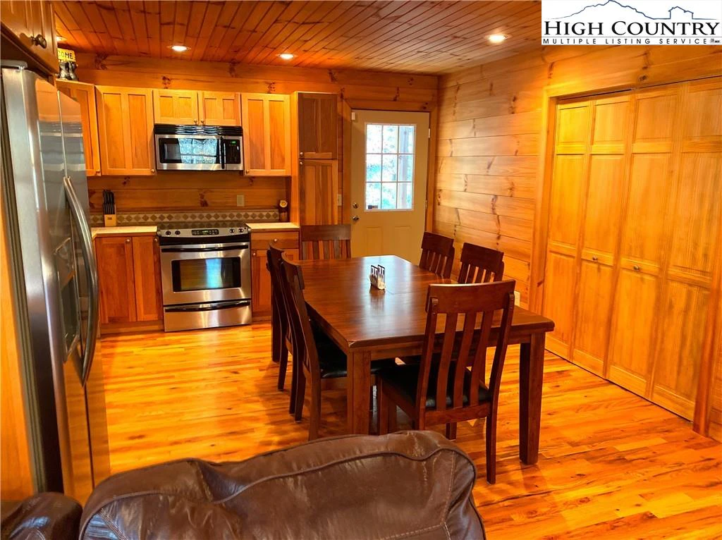 Image number 16 for the current listing