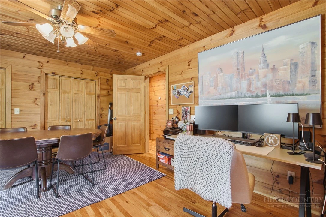 Image number 19 for the current listing