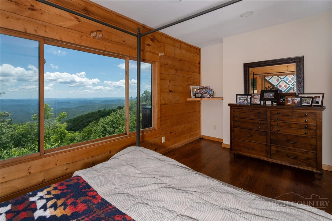 Image number 18 for the current listing
