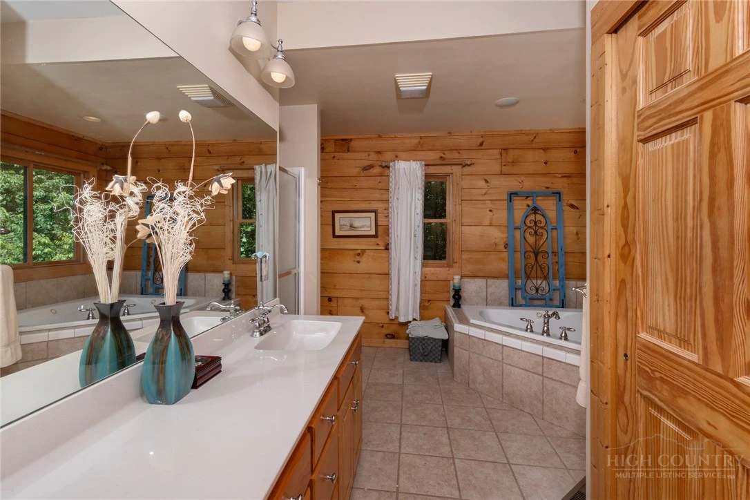 Image number 19 for the current listing
