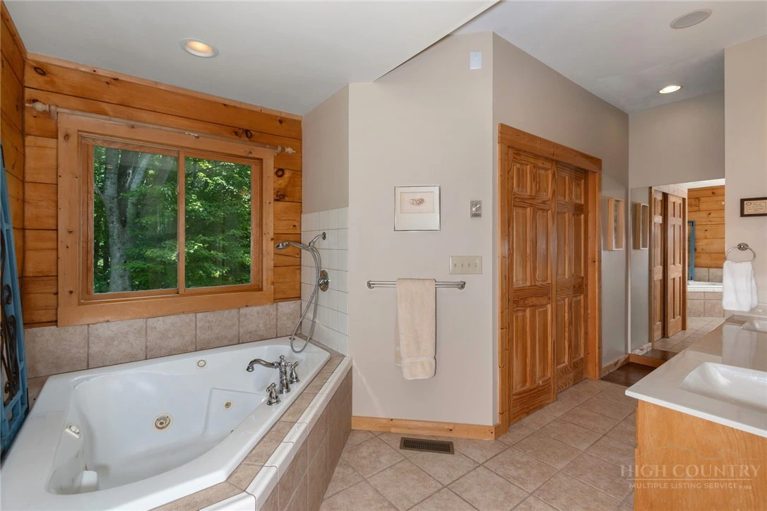 Image number 21 for the current listing