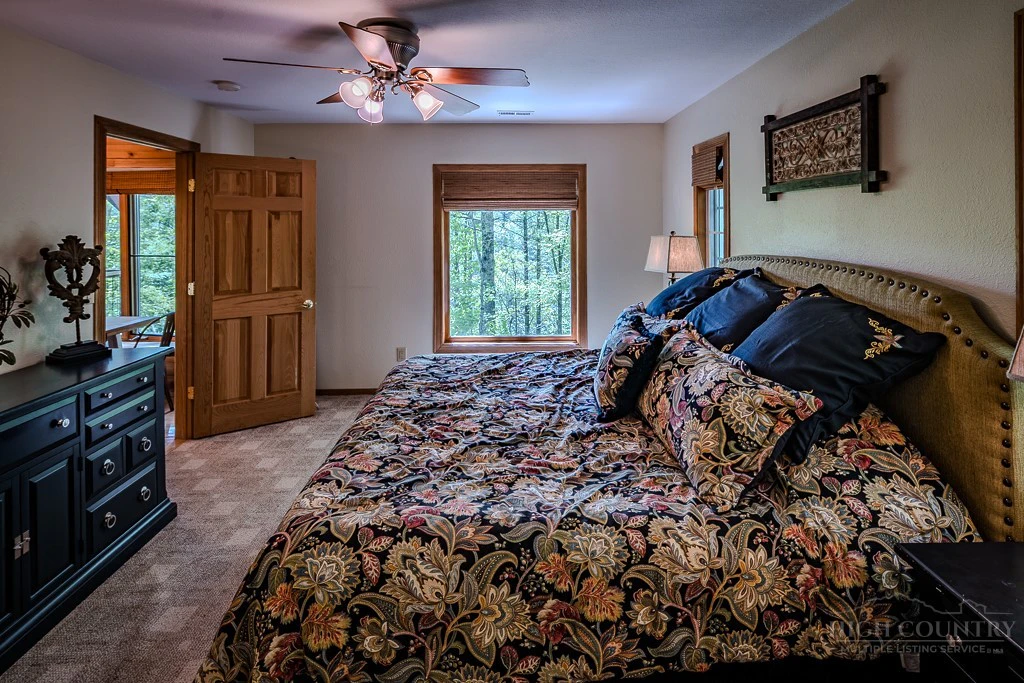 Image number 21 for the current listing
