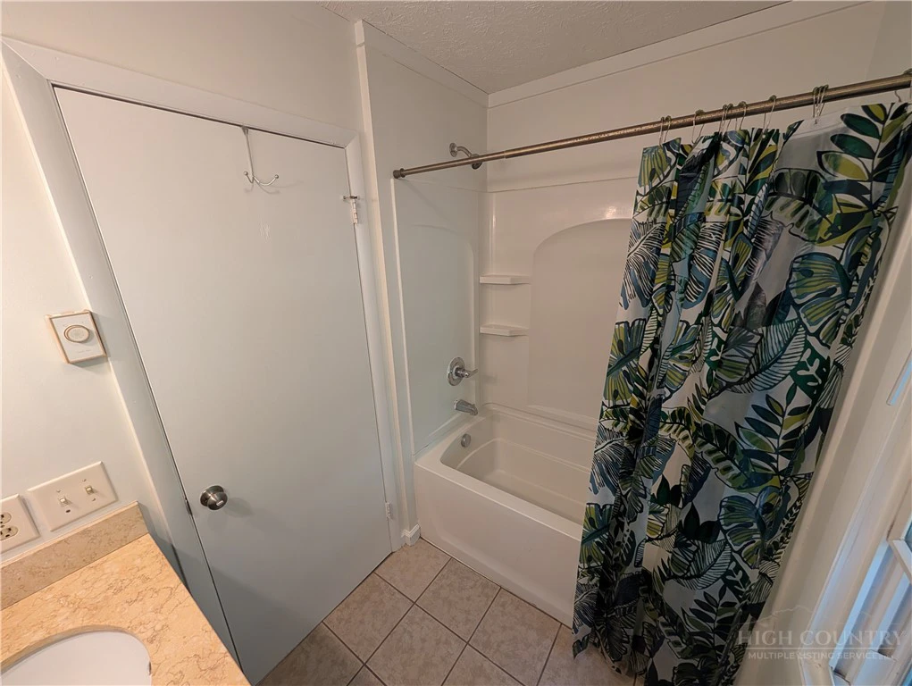 Image number 13 for the current listing