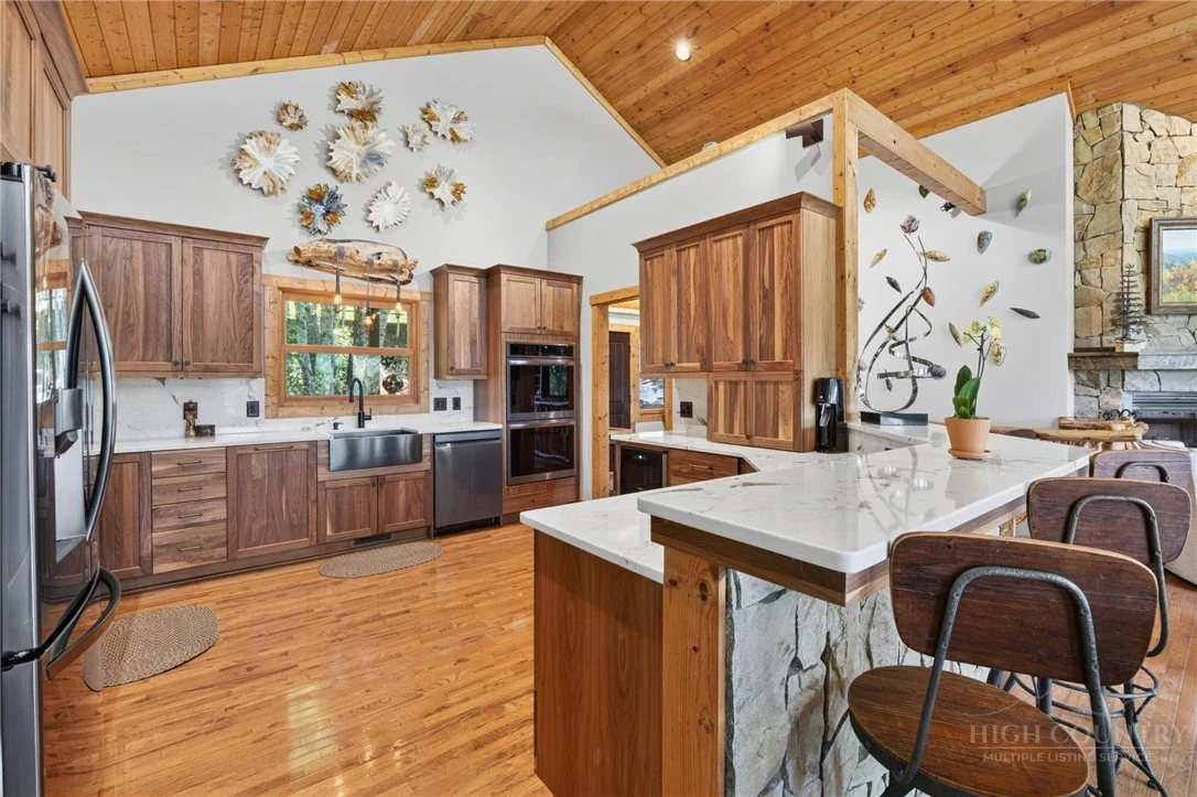 Image number 19 for the current listing