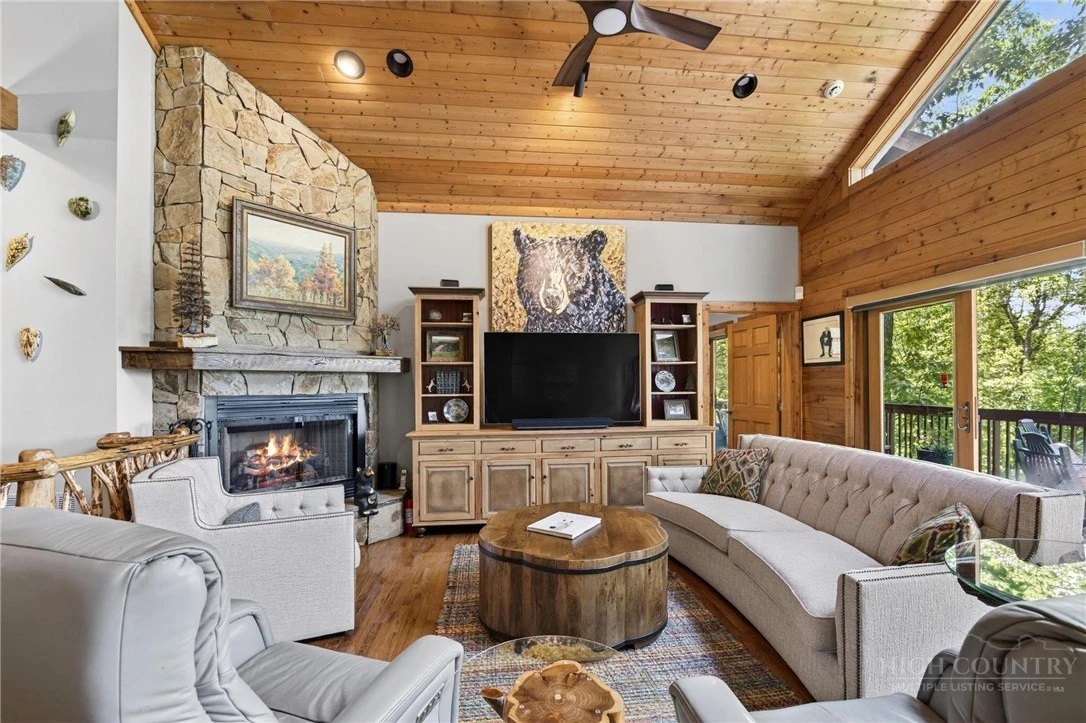 Image number 15 for the current listing