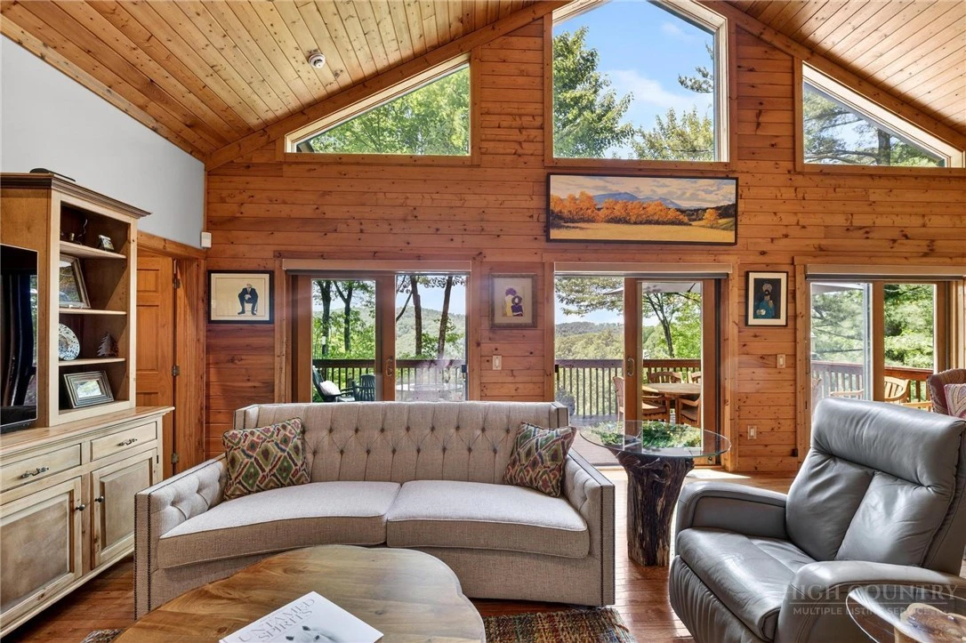 Image number 14 for the current listing